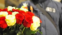 Il venditore di rose è tornato. La forza dei sorrisi di una città che si vergognava un po'...
