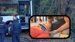 L'autista scende ma non mette il freno in collina: il pullman Gtt si schianta contro un cancello 