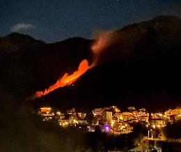 Bruciano le Valli di Lanzo. Le fiamme si avvicinano a Ceres. 