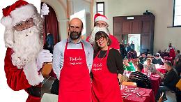 Sindaco “cameriere” al pranzo di Natale della Caritas