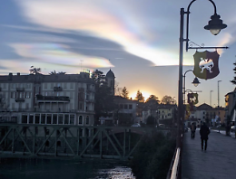 Le nuvole iridiscenti colorano il cielo di Ivrea