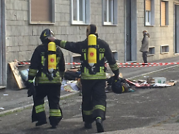 Fiamme in un condominio: due anziani in ospedale. Evacuati tutti gli inquilini