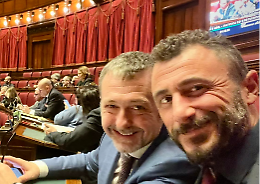 "Manny" il deputato con la pistola che ferisce un ragazzo alla coscia, posta foto di Mussolini e prende in giro gay e vegetariani