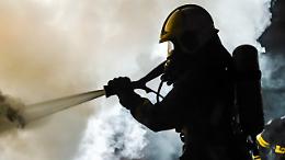 Fiamme nella notte in un condominio: evacuati tutti i residenti, due persone intossicate