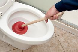 C'è qualcuno che ottura i bagni della scuola una volta a settimana