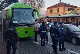 Moto si schianta contro un bus in manovra alla stazione (VIDEO)