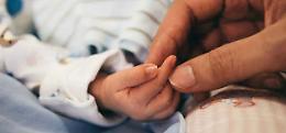 Mostri: abbandonano un neonato in un cassonetto. Il piccolo era in un sacchetto di plastica