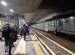 Il treno si ferma e i pendolari restano a piedi: "Scaricati come pacchi", disastro in Canavese 