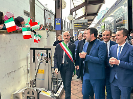 È il 1924 o il 2024? Alla stazione i bambini "usati" per celebrare il Ministro, intonano il coro: "Salvini! Salvini!" (VIDEO)