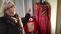 Dalla macchina da scrivere a quella per cucire: l'atelier di Emanuela, dove nascono gli abiti del Carnevale