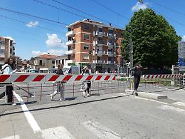 Ritardi nei lavori: il passaggio a livello resterà chiuso fino ad aprile, code e disagi in Canavese