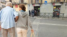 C'è una commerciante che, tra un cliente e l'altro, aiuta gli anziani ad attraversare la strada