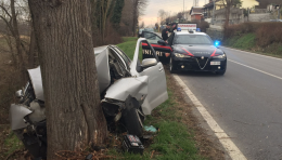 Tragedia: si schianta con l'auto contro un albero e muore