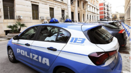 Accoltellamento in strada: sessantenne ferito gravemente, caccia all'aggressore