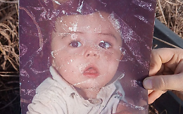 Dai rifiuti abbandonati spuntano effetti personali, tra cui la foto di un bimbo: di chi sono?