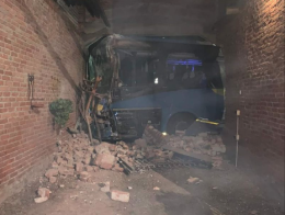 Autobus di linea sbanda e finisce in una casa