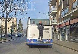 L'ennesima bravata: si appendono al retro dell'autobus
