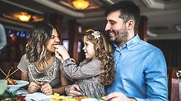 Sconti al ristorante per le famiglie: ecco dove e quando si mangia pagando meno
