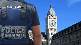 Accoltella tre persone in stazione a Parigi: arrestato un uomo che vive in Canavese