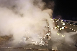 Auto prende fuoco mentre viaggia in autostrada