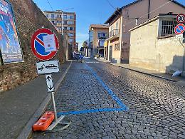 A Chivasso sosta vietata in una via del centro per lavori: i commercianti "ringraziano"
