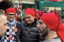 Cirio esordisce al Carnevale col berretto frigio: vuole i voti di tutti gli aranceri