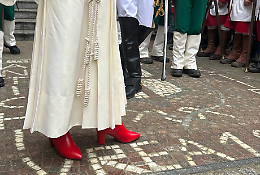 La Vezzosa Mugnaia indossa le scarpette rosse