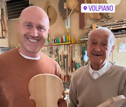 Il giudice di Amici, Rudy Zerbi, è andato in Canavese per conoscere il più anziano produttore di strumenti al mondo