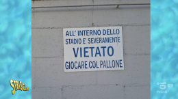"Vietato giocare a pallone allo stadio", l'incredibile cartello del campo del Borgaro finisce su Striscia la Notizia