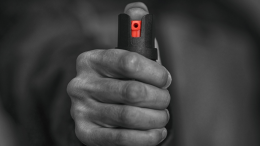Ragazzino tenta di truffare un'anziana e scappa spruzzando lo spray al peperoncino