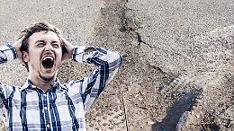Fibra ottica e strade gruviera. Lavori fatti con i piedi