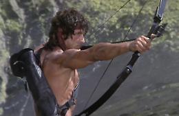 Girava di notte con una balestra pronta per tirare: denunciato il "Rambo" del Canavese