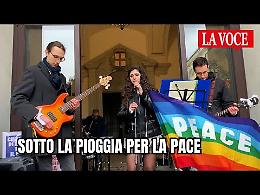 Pacifisti sotto la pioggia, con il cuore in mano dicono "basta"