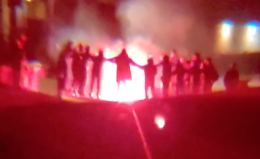 Fuochi d'artificio e fumogeni: festa abusiva sul ponte durante la notte (VIDEO)