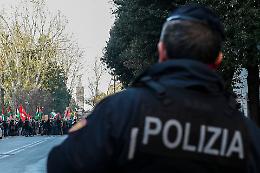 Assaltano i poliziotti per liberare un migrante irregolare: ci sono feriti