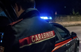 Fuggono dai carabinieri ma si schiantano al distributore di benzina 