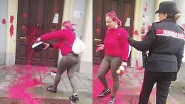 "Ridatemi mio figlio", madre disperata imbratta l'ufficio dei servizi sociali, intervengono i Carabinieri (VIDEO)