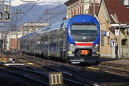 Treni in ritardo e cancellati tra Torino e Ciriè: ci sono delle persone nei pressi dei binari 