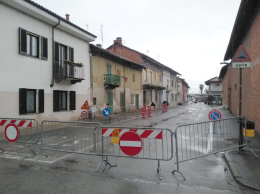 Cede la trave centrale: crolla il tetto di una casa