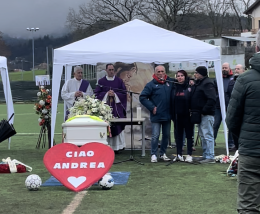 La città in lacrime per l’ultimo saluto al piccolo Andrea Vincenzi: "Siamo sconvolti, increduli"