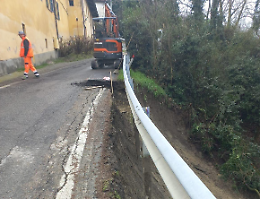 Piogge e maltempo: cede un pezzo di strada in collina