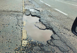 Dopo una settimana di pioggia crateri lungo le strade del Canavese