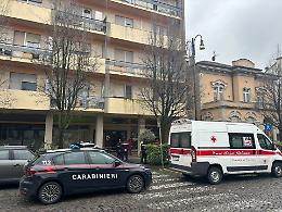 Dramma davanti alla stazione: un uomo si lancia nel vuoto dal quarto piano