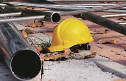 Ennesimo incidente sul lavoro: operaio ferito mentre usava un macchinario per il sottovuoto 