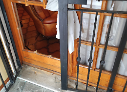 Rompono le inferriate con un piede di porco, sfondano la finestra e si intrufolano in casa 