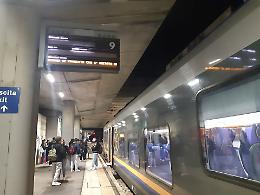 È successo di nuovo: il treno si rompe e i pendolari devono scendere, inferno sulla Canavesana 