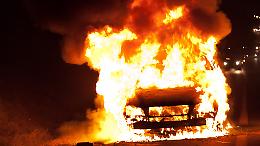 Incendio nel Piazzale Dayco: fiamme divorano un'auto a San Bernardo