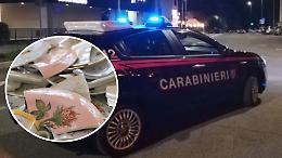 Lancia piatti dalla finestra urlando e sotto effetto di droga 