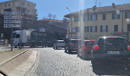 Camion si perde per le strade del centro di Ivrea e scatena il caos