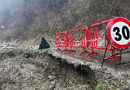 Maltempo: frane e dissesti, la pioggia “sgretola” la collina
